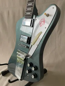 Guitarra eléctrica con acabado en azul metálico, placa de tracción del puente Jazz Vibrato, 2 pastillas