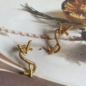 Elegantes pendientes de tuerca con letras de oro antiguo para mujeres, damas europeas, moda popular de EE. UU., pendientes de diseñador clásicos, pendientes de alfabeto, joyería de boda, regalo 2024