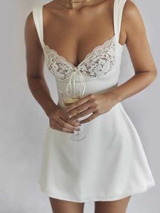 Élégant chic Satin Mini robes femmes mariage invité Cocktail tenues poitrine dentelle rembourré une ligne robe blanche