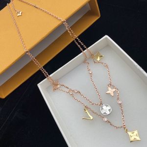 Elegantes collares de letras de alta gama diseñados por diseñadores, collares de declaración de marca y regalos de fiesta para mujeres.