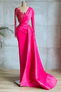 Elegantes vestidos de noche de vela de color rojo rosa manga en V manga de encaje Appliachos de encaje Beading Long Satin Faily Party Gowns Peplum Chic Arabic Dubai Prom Vestido