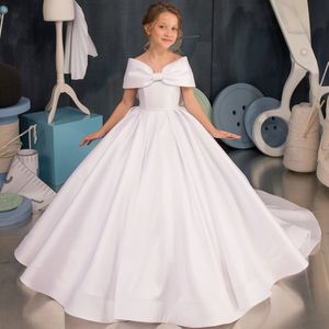 Élégante fille de fleur de satin blanche robe bébé fille pour la robe de fête de mariage hors de l'épaule noix de papillon