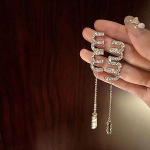 Élégants femmes boucles d'oreilles Designer Tassel Tassel Oreille argentée avec des lettres de forage en strass de forage brillant goujons d'oreille