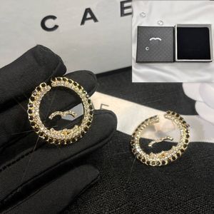 Pendientes elegantes con letras de diamantes para mujer Pendientes de aro de diseño clásico Boutique Boda Joyería de cumpleaños Stud Negro Blanco Pendientes de regalo de amor de lujo con cajas