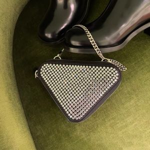 Portefeuille concepteur de sacs triangle en cuir en cuir satiné orné de satin avec une fermeture à glissière