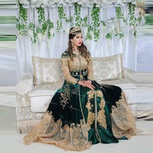 Vestido de noche árabe de Dubái oriental verde esmeralda de manga larga 2021 con cuentas de encaje dorado de lujo vestidos de graduación musulmanes de terciopelo caftán marroquí vestidos de fiesta formales batas de soir￩e