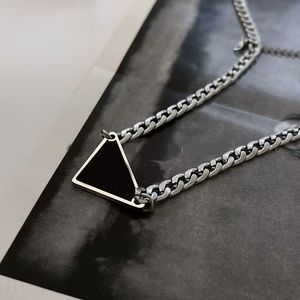 Émail triangle tag plaqué argent collier femmes lettres motif moderne noir blanc long élégant lien cubain chaîne pendentif hommes de luxe colliers de créateurs ZB011 B4