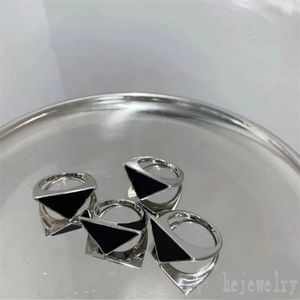 Esmaltes anillos de diseñador de lujo para mujeres triángulo hipoalergenicidad macho anillo de amor