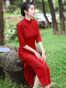 Ropa étnica 2023 Otoño de una sola capa Autocultivo Banquete Rendimiento Composite Lace Tradicional Chino Vestido largo Qipao para mujeres