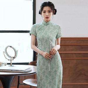 Ropa étnica Satén verde claro Lady Cheongsam Elegante vestido chino floral flotante Vestido delgado con cuello mandarín Qipao Botón vintage Vestid