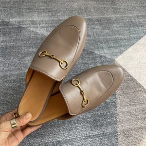 Chaussures classiques de style européen Pantoufles Baotou à fond plat pour femmes Matériau en cuir verni Logo triangulaire Design Taille de l'emballage complet 35-40 Mocassins plus de couleur