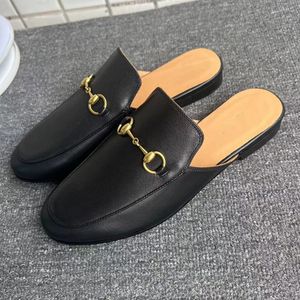 Chaussures de style européen Pantoufles Baotou pour femmes à fond plat en cuir verni avec logo triangulaire, taille de l'emballage complet 35-40 Mocassins