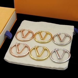 Europa América moda mujer pendiente oro/plata-color Hardware grabado V iniciales ahueca hacia fuera los pendientes de aro