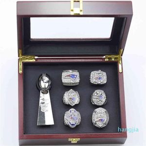 Estilo de Europa América Hombres Señora Mujeres Acero de titanio 6 Nuevos anillos patriotas Conjunto de trofeos de Super Bowl Patrón de letras grabadas Lov239l