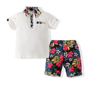 Ensembles de vêtements pour enfants européens et américains Vente en gros T-shirt imprimé à manches courtes pour garçons + Pantalon décontracté à fleurs Ensemble deux pièces Costumes de plage pour enfants