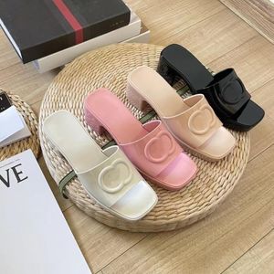 Zapatillas de verano europeas y americanas, sandalias con punta abierta, tacones gruesos, zapatillas de una línea, punta cuadrada de moda, suelas gruesas, sandalias de gelatina transparentes de plástico dulce.