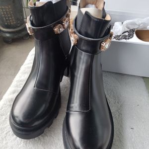 Zapatos de diseñador de lujo de estilo europeo, botas de moda, cierre de mujer, decoración Martin Drill con cuero.