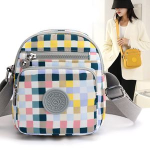 Sacs de soirée sac de maman femmes d'âge moyen en tissu de nylon support de sol en gros marché de nuit unique épaule lumière loisirs Mini sac à main