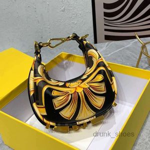 Bolsos de noche Paquete de muñeca Bolso de mano de media luna Bolsos de hombro para mujer Bolsos cruzados Letra de metal inferior clásica Decorar Bolsos de cuerpo cruzado Monederos Bolso