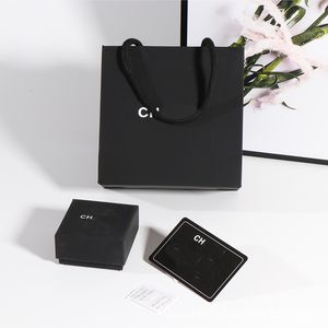 Exquisita caja de regalo para embalaje de joyería de diseño: caja para collar con tacto de terciopelo, elegante caja para pendientes negra e impresión personalizada en blanco