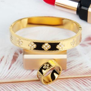 Exquisitos accesorios de regalo de joyería para mujer, traje con incrustaciones de diamantes, anillo y pulsera de acero inoxidable de oro de 18k con encaje