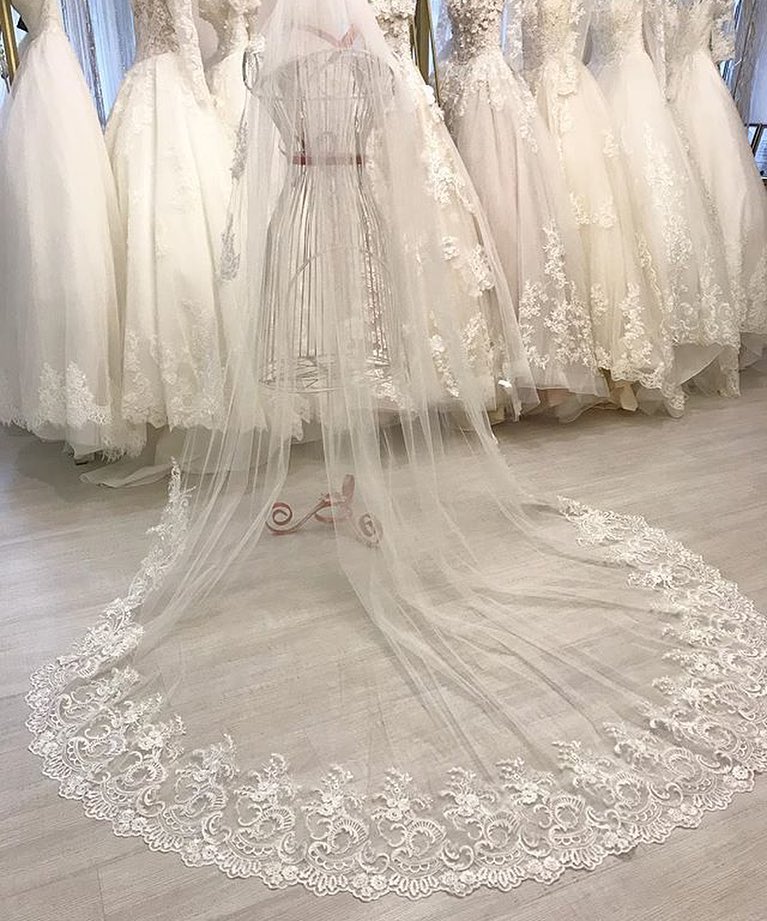stylish 2 5m one layers wedding veils with lace applique edge long chapel veils tulle custom made bridal veil with comb, Ivory
stylish 2 5m one layers wedding veils with lace applique edge long chapel veils tulle custom made bridal veil with comb, Ivory