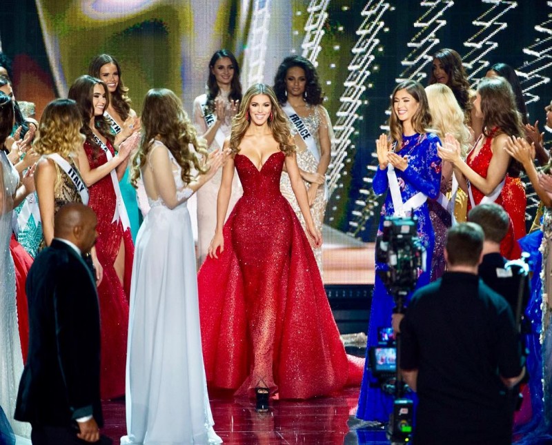 Red Sweetheart Mermaid Dresses With Detachable Train Full Beads Sequins Prom Dress Dubai Arabic Formal Gown Party Evening