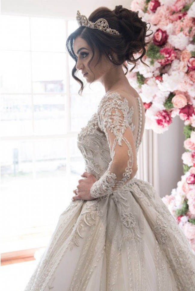 Glamorous Lace Ball Gown Wedding Dress Sheer Jewel Neck Long Sleeves Beaded Pearls Applique Bridal Dress Charming Chapel Train Wedding Gowns