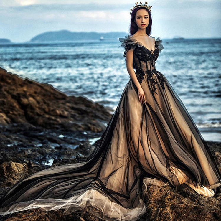 Gothic Black and Champagne Beach Wedding Dresses 2019 Off The Shoulder Neck A Line Chapel Train Black and Champagne Vintage Bridal Gowns, Red
Gothic Black and Champagne Beach Wedding Dresses 2019 Off The Shoulder Neck A Line Chapel Train Black and Champagne Vintage Bridal Gowns, Red