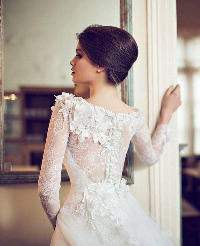 Designer Arabic Dubai Lace Dresses Muslim Long Sleeves A Line Wedding Gown Bateau Flowers Embellishment Modest Bridal Dress 0510