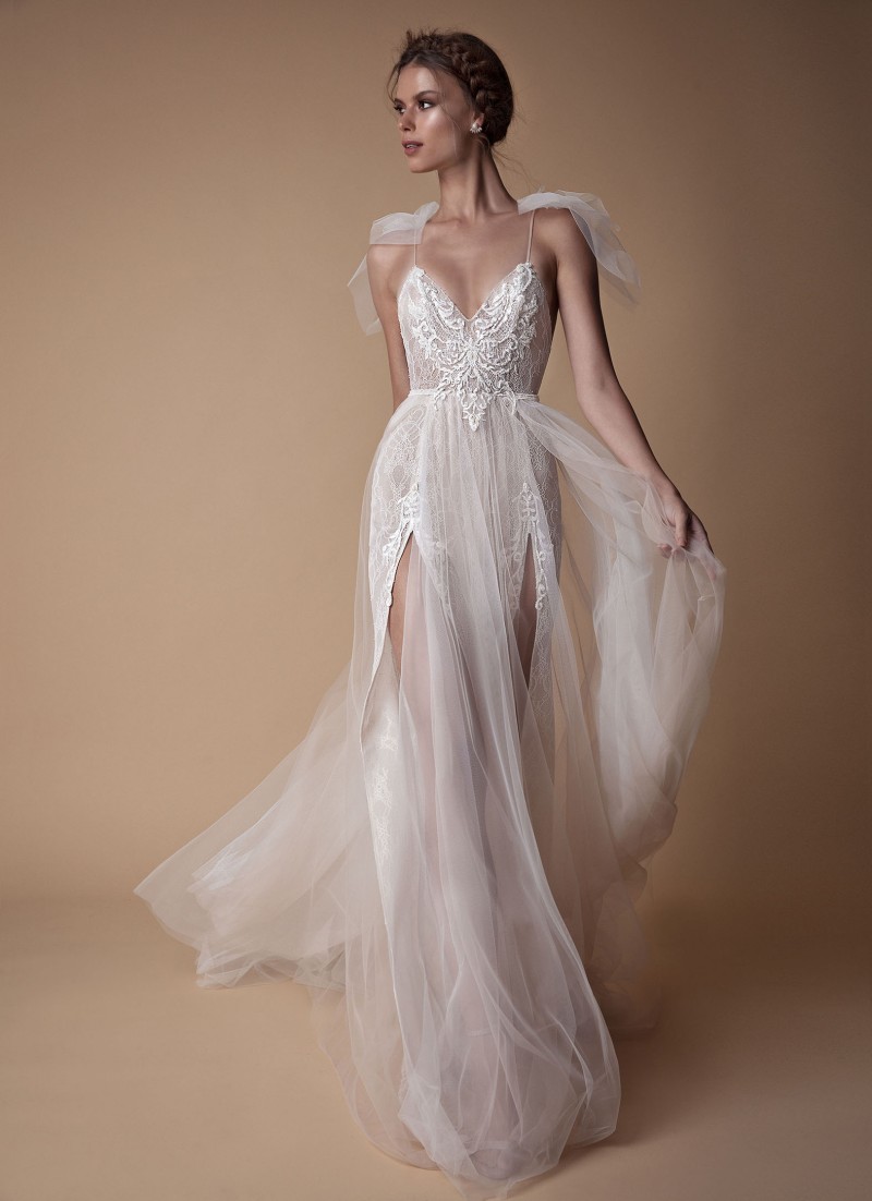 Berta Dresses Spaghetti Lace Tulle Applique Sweep Train Side Split Sexy Beach Bridal Dress Backless Plus Size Boho Wedding Gown