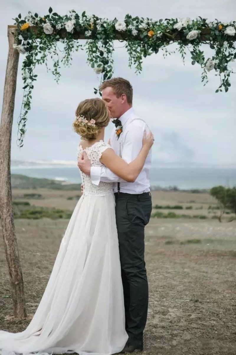 Simple New A Line Wedding Dress Jewel Neck Cap Sleeves Floor Length Vintage Garden Beach Boho Chiffon Wedding Dresses Bridal Gowns