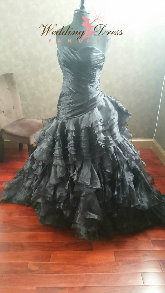Gorgeous Black Gothic Wedding Dresses Real Images Organza Ruffle Custom Made Plus Size Bridal Gowns 2015 Vestidos de Novia Free Shipping, Champagne
Gorgeous Black Gothic Wedding Dresses Real Images Organza Ruffle Custom Made Plus Size Bridal Gowns 2015 Vestidos de Novia Free Shipping, Champagne