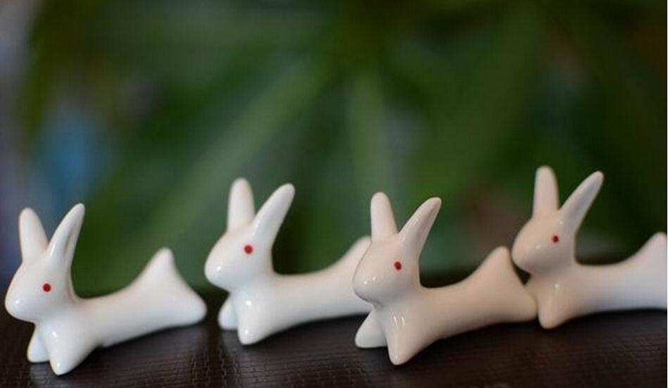 Wholesale-10pcs/lot Cute Ceramic Ware Rabbit Chopsticks Stand Rest Chopsticks Holder Rack Porcelain Spoon Fork Holder New free shipping
