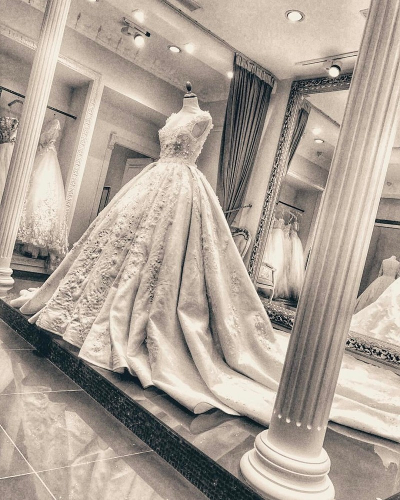 Luxury A Line Wedding Dresses with Lace Appliques Chapel Wedding Dress Scoop Neck Sleeveless Dubai Ball Gowns Custom Made robe de mariée
