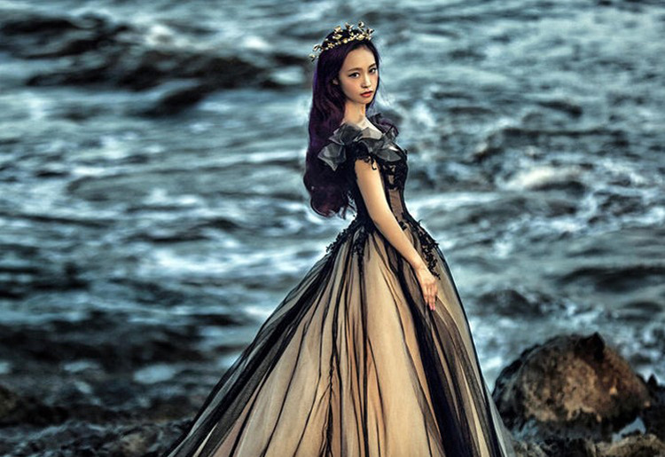 Gothic Black and Champagne Beach Wedding Dresses 2019 Off The Shoulder Neck A Line Chapel Train Black and Champagne Vintage Bridal Gowns