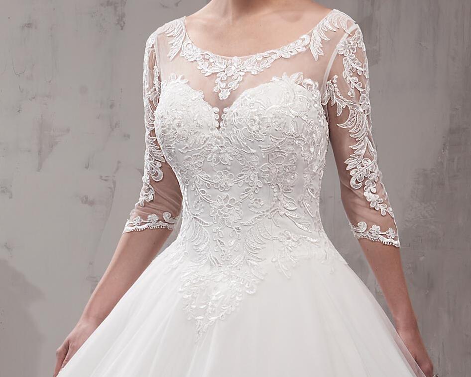 Stunning Ivory Ball Gown Wedding Dresses Scoop Sheer with Applique 3/4 Long Sleeves Backless Floor Length Bridal Gowns Sexy Backless