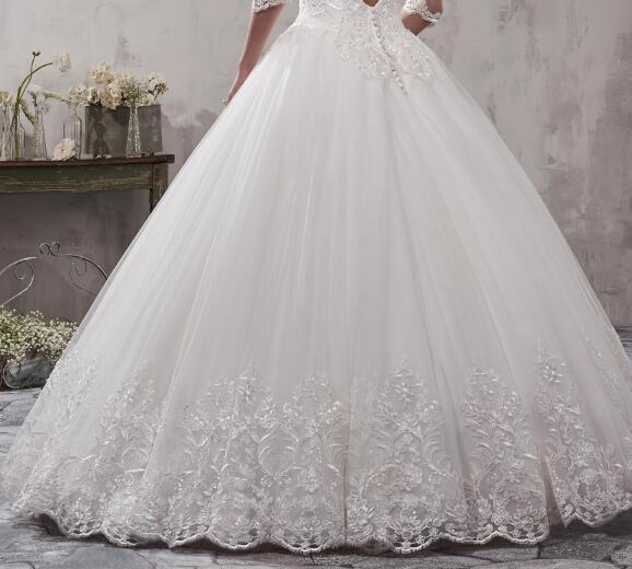 Stunning Ivory Ball Gown Wedding Dresses Scoop Sheer with Applique 3/4 Long Sleeves Backless Floor Length Bridal Gowns Sexy Backless
