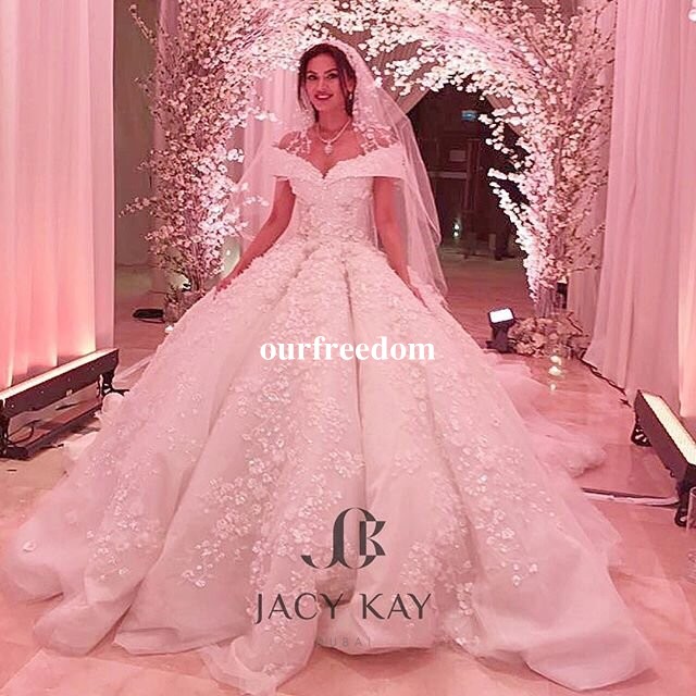 2019 New Off The Shoulder Applique Wedding Dresses With 3D Flora Royal Princess Dubai Style Ball Gown Bridal Gown Vesido De Nova, Ivory
2019 New Off The Shoulder Applique Wedding Dresses With 3D Flora Royal Princess Dubai Style Ball Gown Bridal Gown Vesido De Nova, Ivory