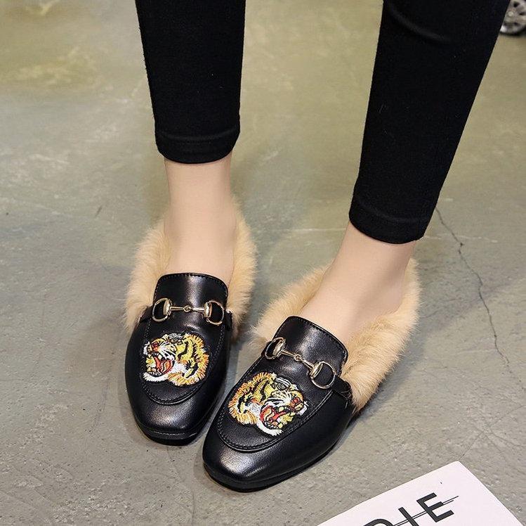 Women Fur Slippers Plush Home Slipper embroidered Slip On Mule Women Flat Shoes black Buckle Loafers Women Outdoor Slipper winter, Black 1
Women Fur Slippers Plush Home Slipper embroidered Slip On Mule Women Flat Shoes black Buckle Loafers Women Outdoor Slipper winter, Black 1