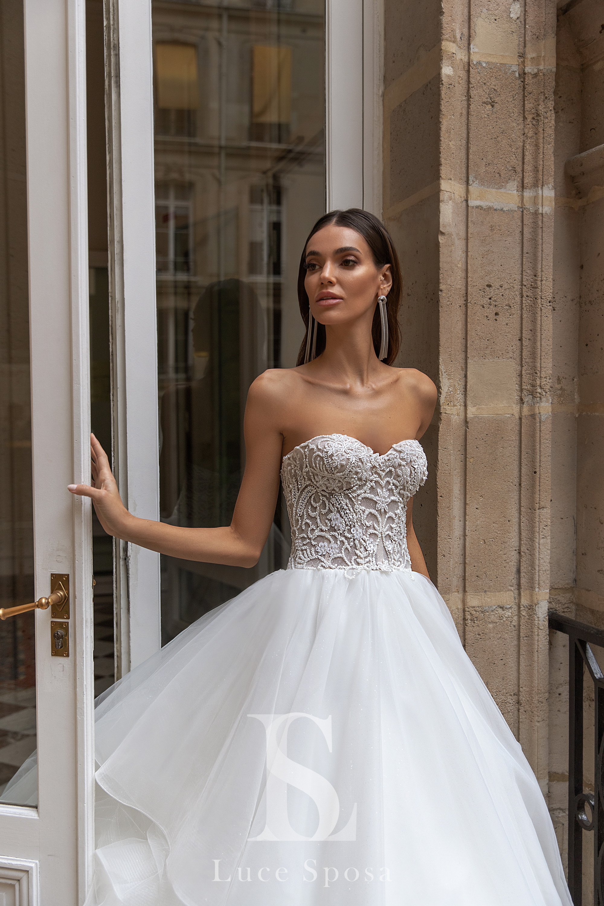 Fashion A Line Wedding Dresses Luxury Beading Strapless Appliques Bridal Gowns Sweep Train Beach Wedding Dress robes de mariée