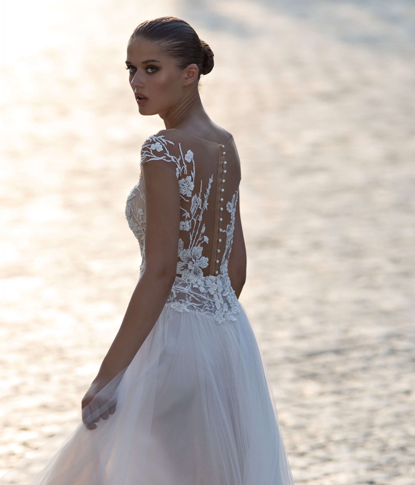 A Fashion E Lace Beach Wedding Dresses Sheer Plunging Neck Beaded Bridal Gowns Appliqued Sweep Train Tulle Robe De Mari E