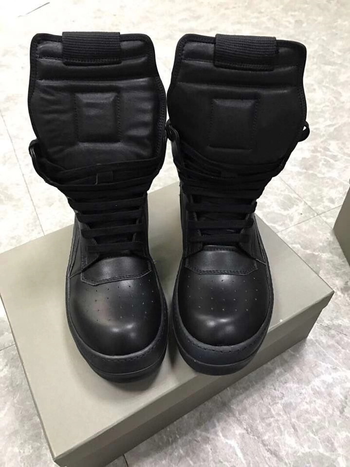 Classic black inverted triangle top layer grain leather upper high quality toe layer water dyed leather inner sole TPU milk bottom boots
Classic black inverted triangle top layer grain leather upper high quality toe layer water dyed leather inner sole TPU milk bottom boots