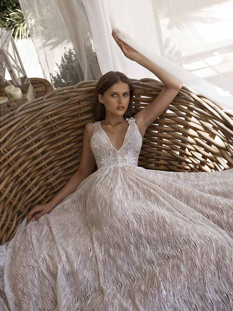 2020 Bohemian Bridal Dresses V Neck Lace Appliqued Sequins Wedding Dress Backless Ruffle Sweep Train Custom Made Robes De Mariée