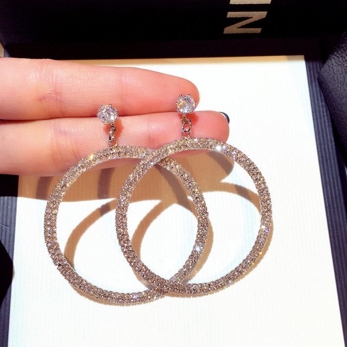 Wholesale-Hot fashion cute designer super glittering diamond crystal big circle stud earrings for women girls gold silver
Wholesale-Hot fashion cute designer super glittering diamond crystal big circle stud earrings for women girls gold silver