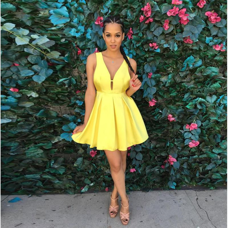 2022 Sexy Yellow Short Homecoming Dresses Deep V-Neck Cutaway Sides Above Knee Prom robes de soirée