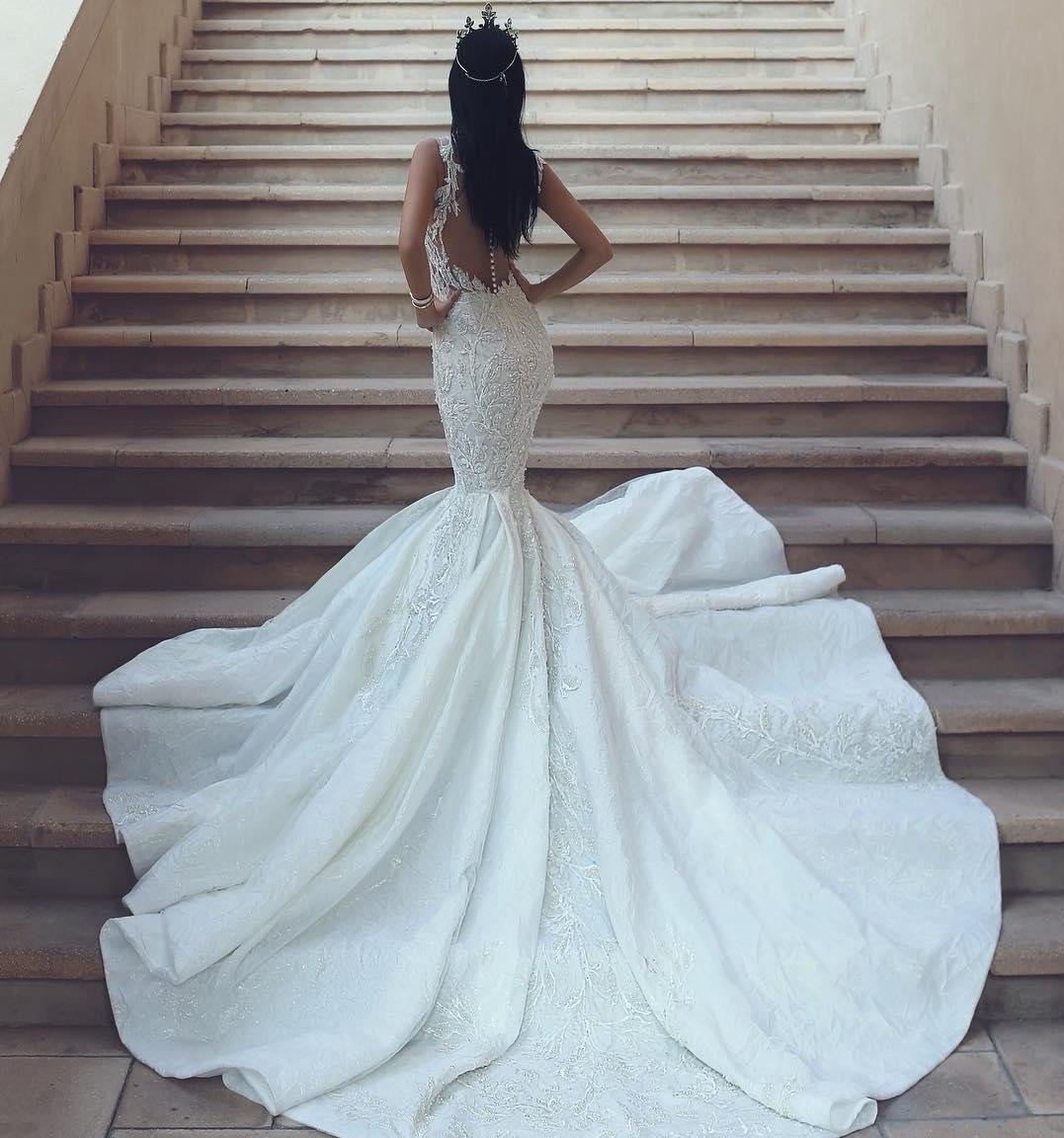 Mermaid Gorgeous Backless Lace Wedding Dresses V Neck Beaded Bridal Gowns Appliqued Long Chapel Train Covered Buttons Back Robes De Mari E