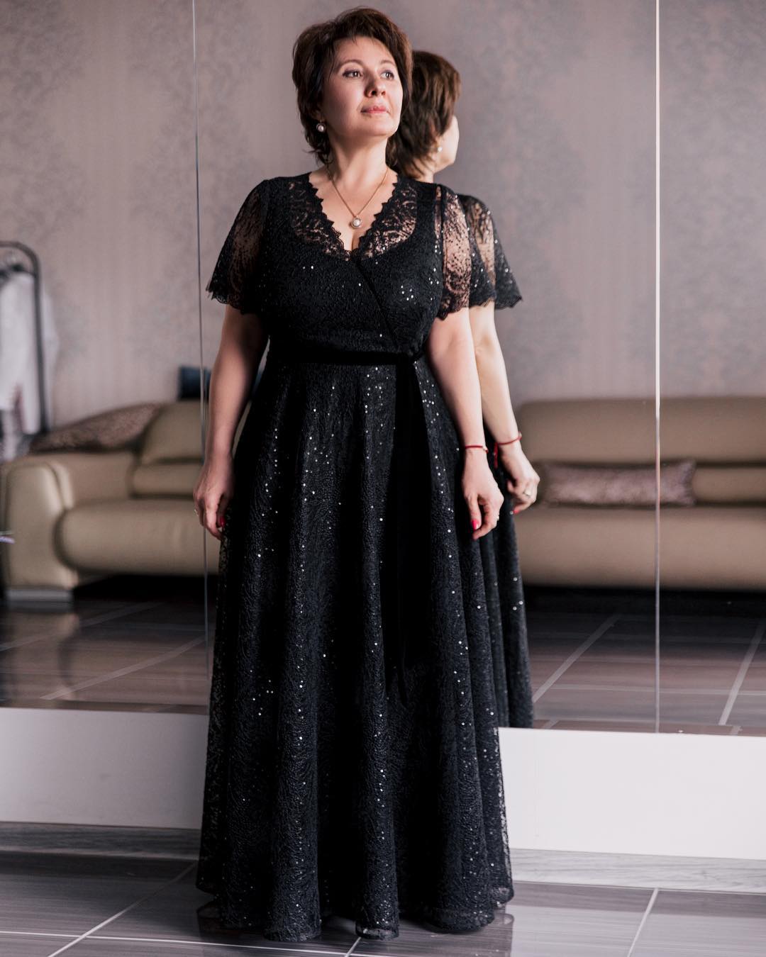 Newest Lace V Neck Short Sleeve A Line Mother Of The Bride Dresses Sequins Lace Mother Bride Dresses Plus Size Wedding Evening Gowns