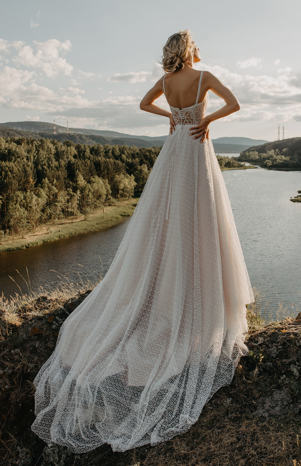 2020 Boho Wedding Dresses Spaghetti Simple Lace Appliqued Backless Sweep Train Beach Bridal Gowns Custom Made Robes De Mariée