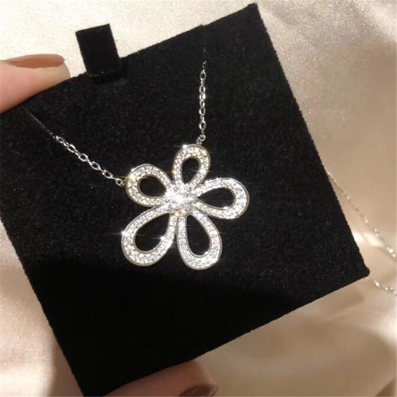 Stunning Sier Suower Pendant w/ White Sapphire CZ Dias